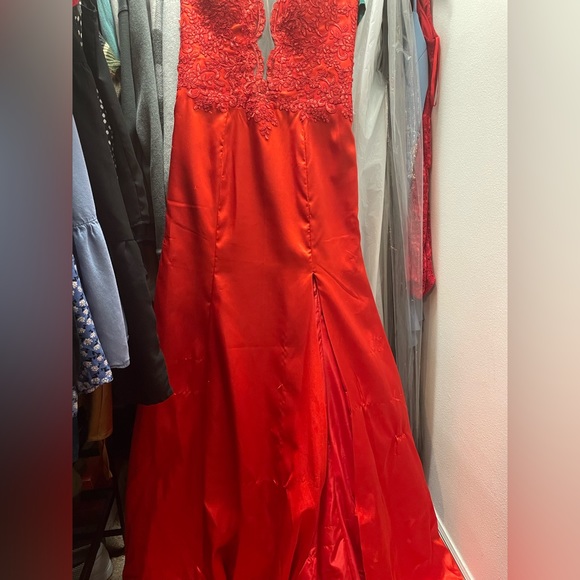 Red lace and satin prom dress with slit and mesh V neck - Picture 5 of 7